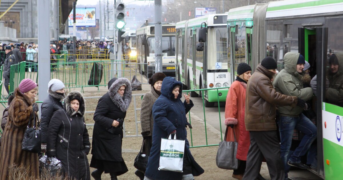 Села в автобус. Очередь на автобус. Пассажиры на остановке. Люди садятся в автобус. Толпа на остановке.