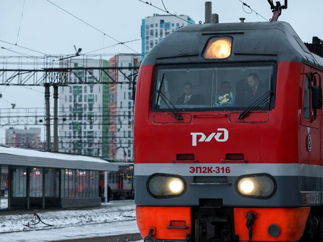 РЖД сообщили о задержке 17 поездов дальнего следования из-за последствий непогоды
