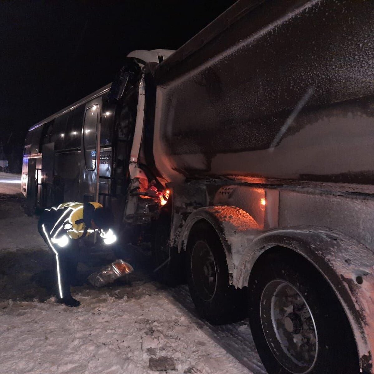 Один человек погиб и пятеро пострадали в ДТП с автобусом и грузовиком на  Урале – Москва 24, 27.12.2023