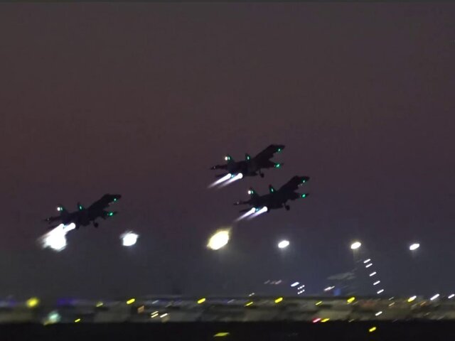 Сопровождавшие Путина в ОАЭ летчики Су-35С показали мастерство в Абу-Даби