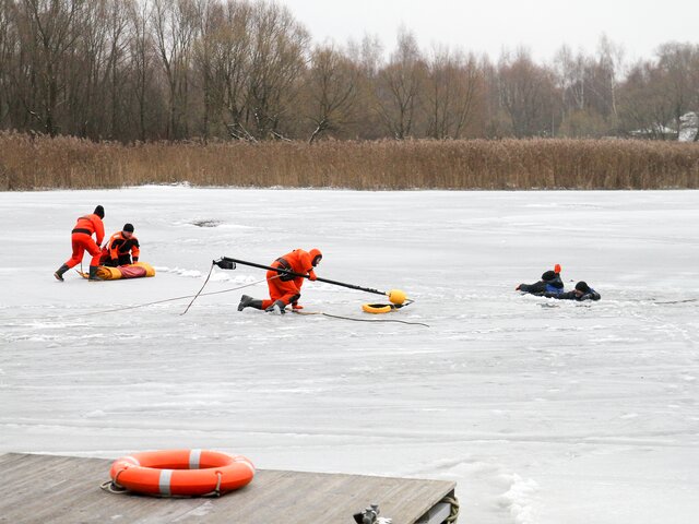 Москва онлайн покажет учения спасателей на замерзшем водоеме