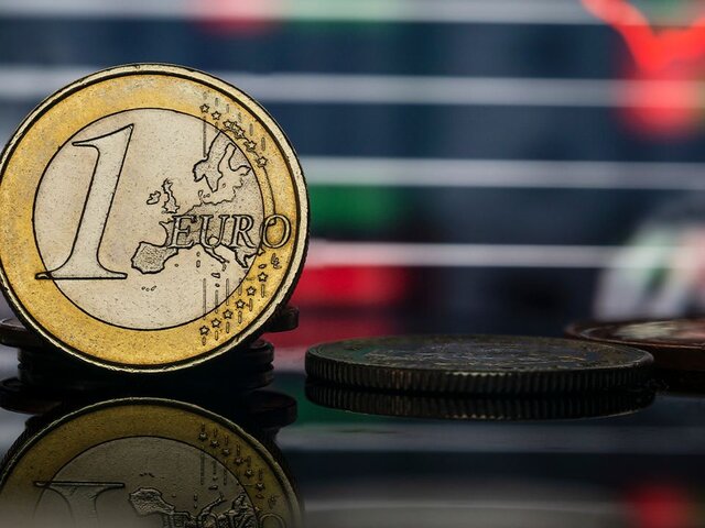 Евро опустился ниже 101 рубля впервые с 12 сентября