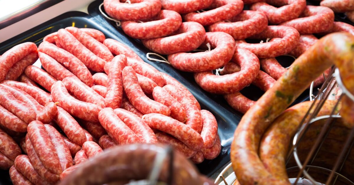 Колбаса чума. Огромная сосиска. Sausage on the Counter. Laying out the sausage on the Counter.