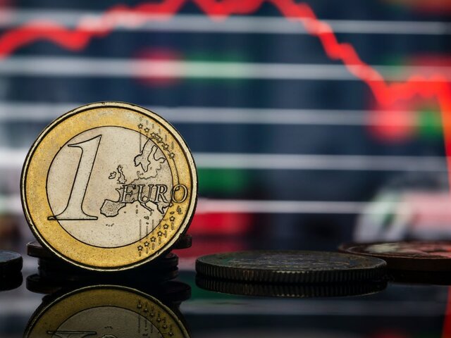 Курс евро превысил 105 рублей впервые с 18 сентября