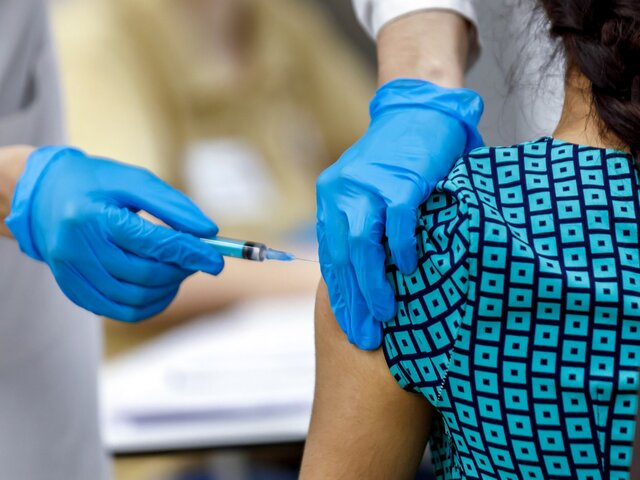ВОЗ призвала не защищенных от COVID-19 людей вакцинироваться