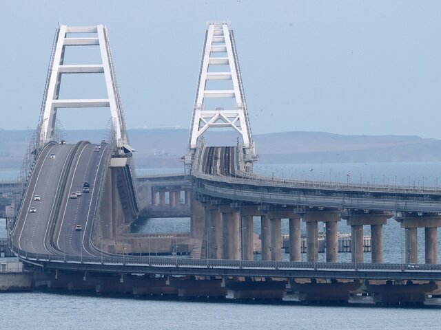 Движение транспорта на Крымском мосту перекрыли для проведения работ