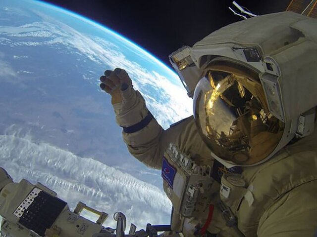 Российские космонавты выйдут в открытый космос на 6 с половиной часов