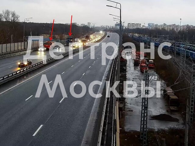 Два грузовика столкнулись на Перовской эстакаде в Москве