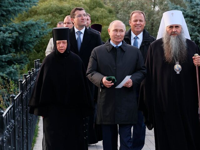 Путин подарил икону Свято-Троицкому Серафимо-Дивеевскому женскому монастырю