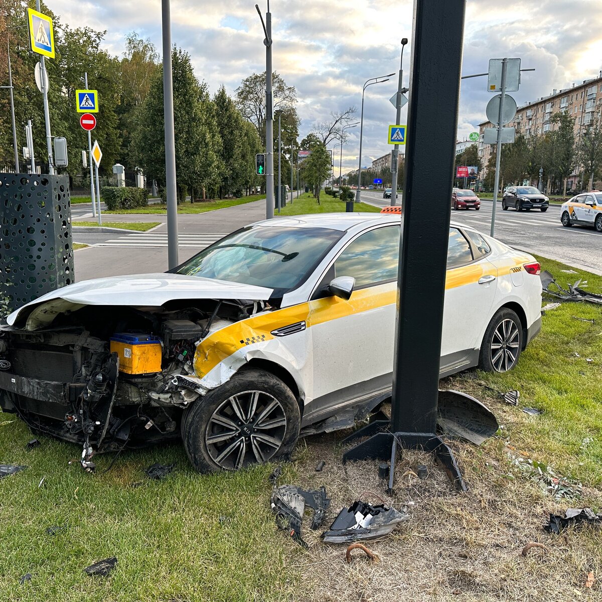 Такси врезалось в автомобиль ГИБДД на Ленинском проспекте в Москве – Москва  24, 08.09.2023