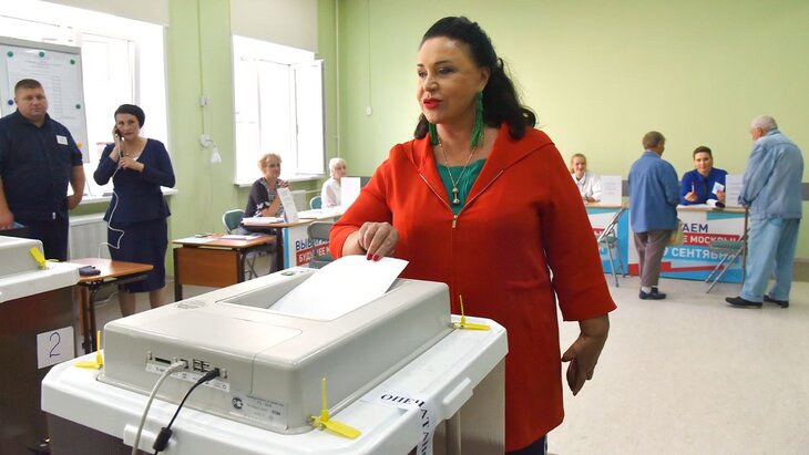 Голые девушки пытались сорвать выборы в Москве