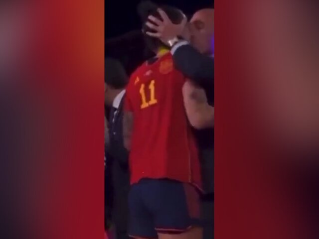 Прокуратура начала проверку из-за поцелуя главы RFEF Рубиалеса с футболисткой Испании