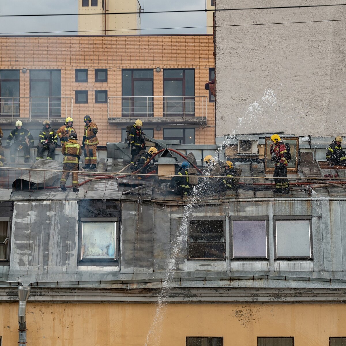 В Санкт-Петербурге загорелась мансарда жилого дома на площади 400  