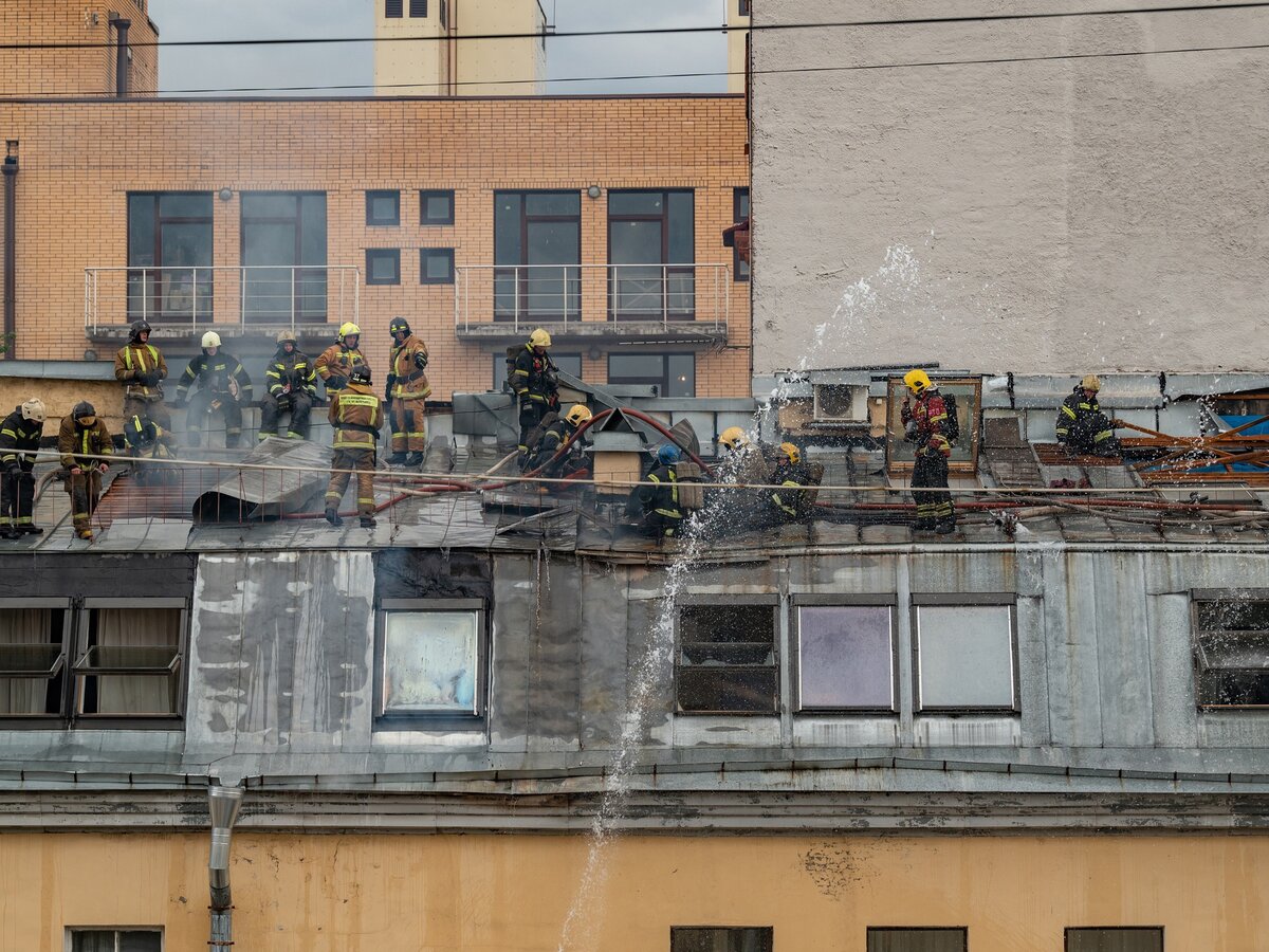 В Санкт-Петербурге загорелась мансарда жилого дома на площади 400  