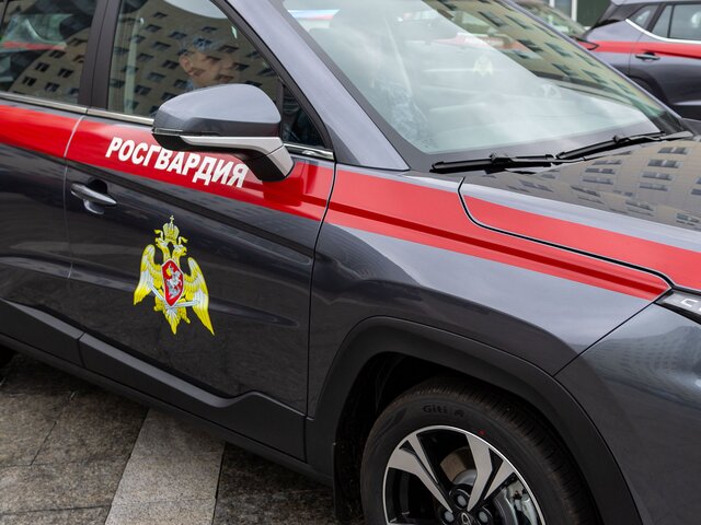 Росгвардейцы задержали пассажира такси, угрожавшего ножом водителю в Москве