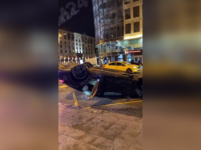 Автомобиль перевернулся в результате ДТП на 1-ой Тверской-Ямской улице в Москве