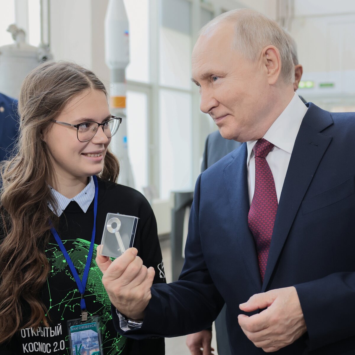 Путин на космодроме Восточный встретился со школьницей, создающей спутники  – Москва 24, 13.09.2023