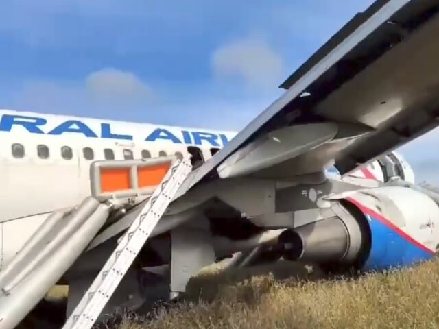 МЧС показало видео с места экстренной посадки самолета в поле под Новосибирском