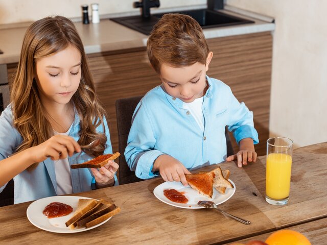 Диетолог предупредила родителей о вреде быстрых завтраков для школьников