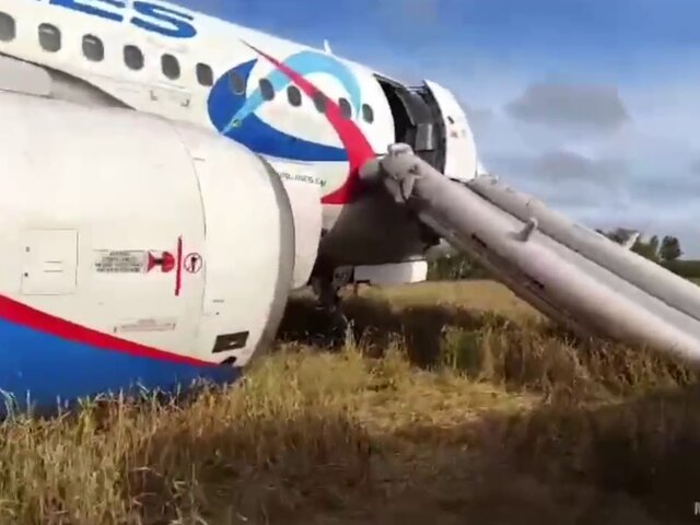 Росавиация создала комиссию для расследования ЧП с самолетом под Новосибирском