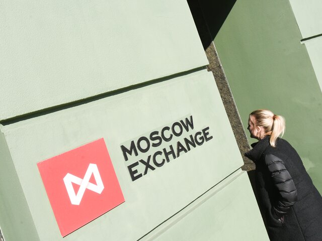 Курс евро на Мосбирже в ходе торгов превысил 102 рубля впервые с 6 июля