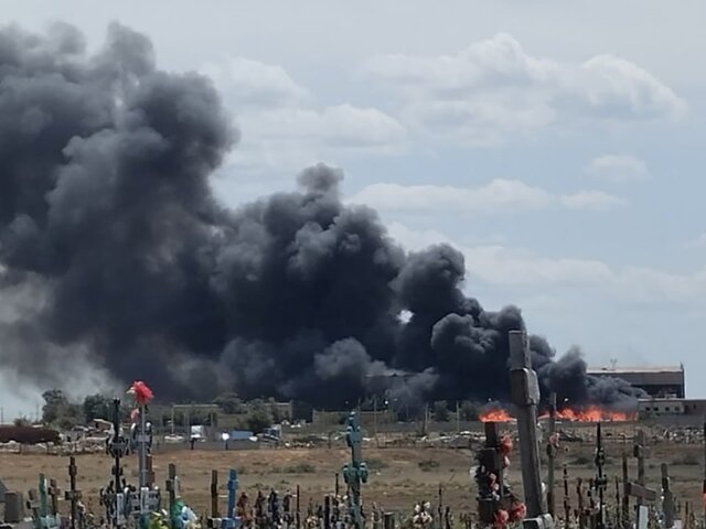 Спасатели локализовали пожар на свалке в Астраханской области