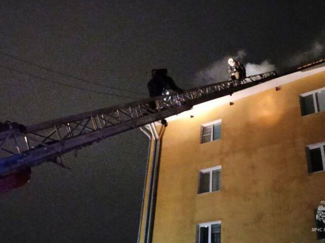 Крыша пятиэтажного здания загорелась на набережной в Омске