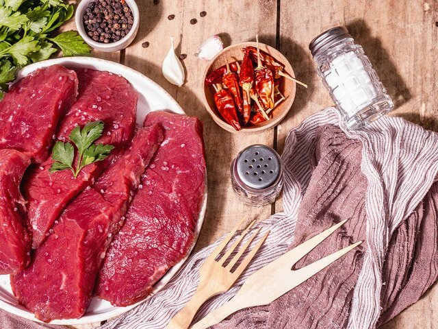 Диетолог посоветовала уменьшить потребление красного мяса людям после 50 лет