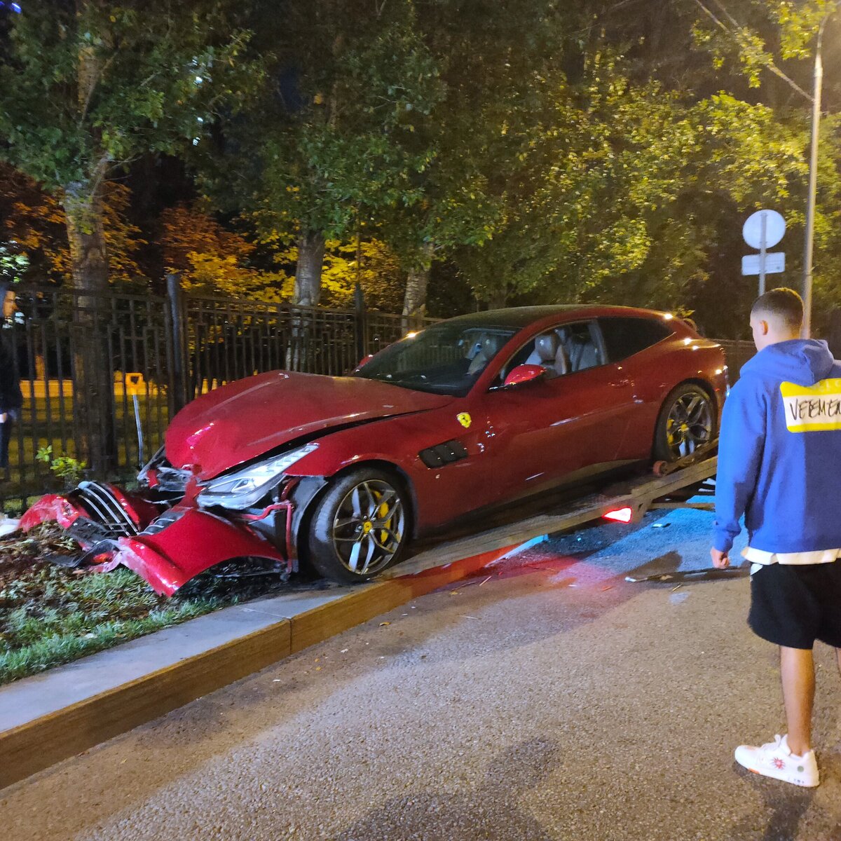 В Москве на улице 1905 года автомобиль Ferrari въехал в забор – Москва 24,  20.07.2023