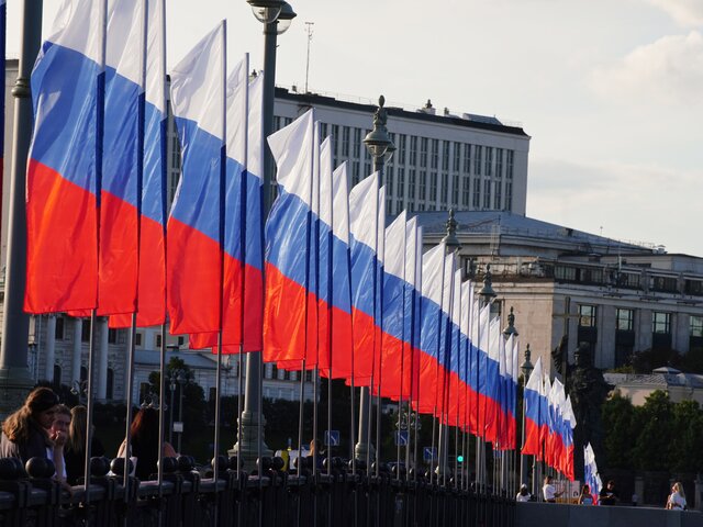 Более 2,5 тысячи российских флагов украсили Москву к 22 августа