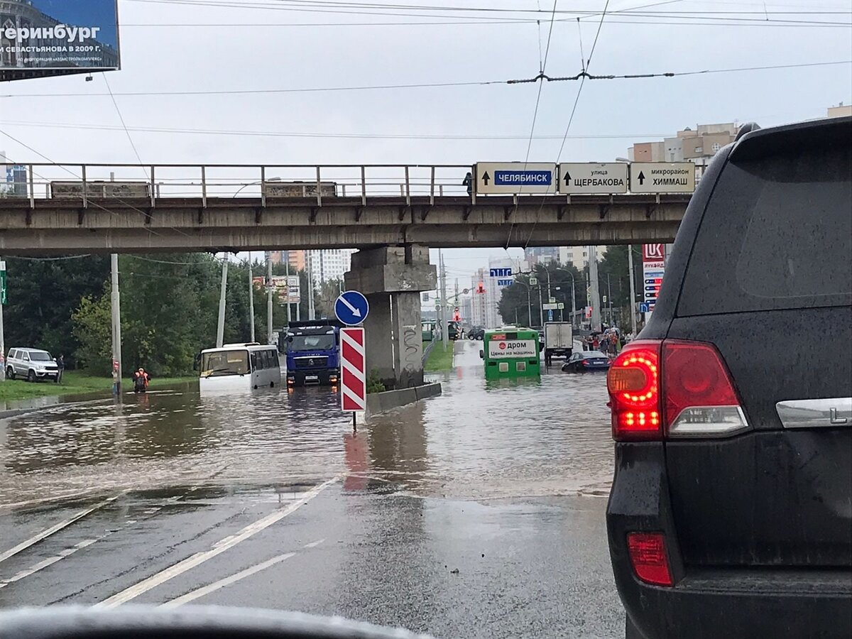 В Екатеринбурге затопило часть улицы Щербакова – Москва 24, 03.08.2023