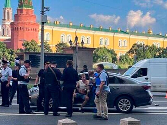 Водителя автомобиля госпитализировали после конфликта со стрельбой в центре Москвы