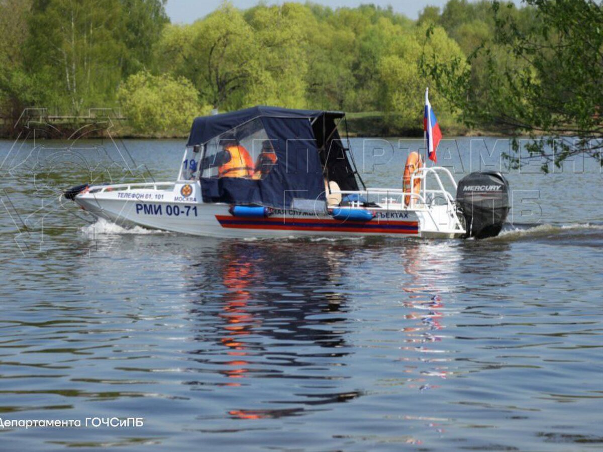 Трех человек из перевернувшейся лодки спасли в Серебряном бору в Москве –  Москва 24, 31.07.2023