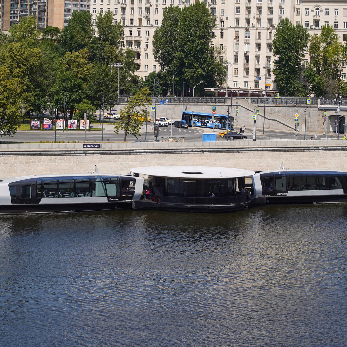 Новые плавучие причалы и электросуда прибыли в Москву – Москва 24,  14.08.2023