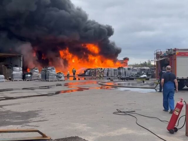 Площадь пожара на складе в Подмосковье увеличилась до 2 700 