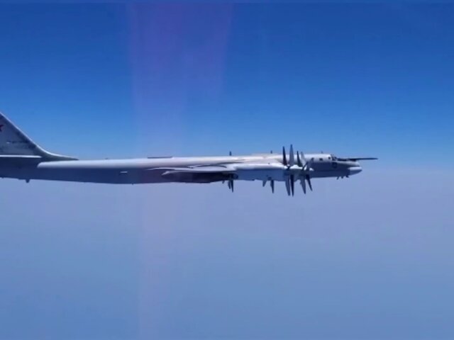 Самолеты дальней авиации РФ выполнили полеты над Арктикой
