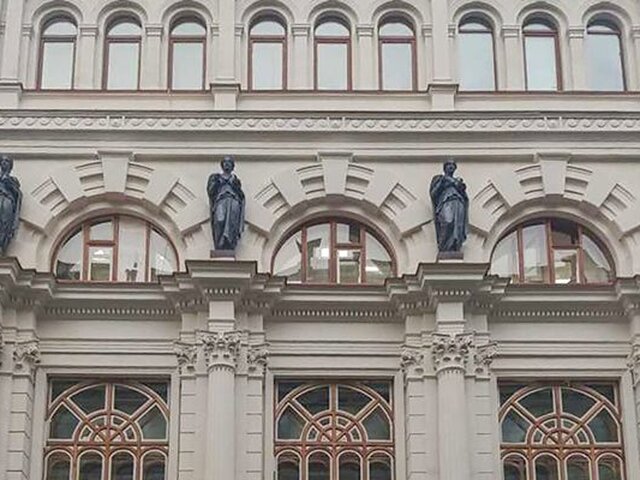Главному зданию бывшей аптеки Феррейна в Москве вернули исторический цвет