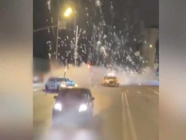 Полицейские Москвы привлекли к ответственности водителей, устроивших дрифт с фейерверками
