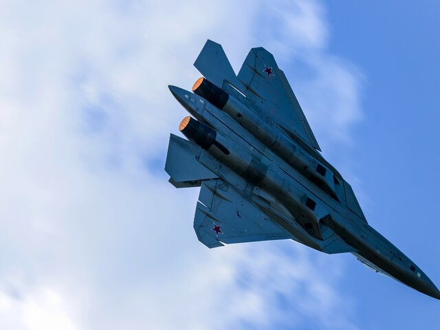 Мантуров исполнил желание Алексея из Москвы осмотреть истребитель Су-57