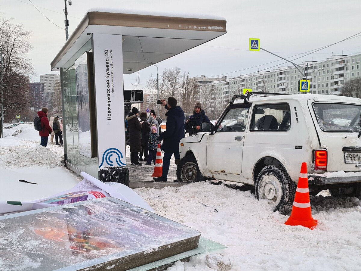 Пять человек пострадали после наезда авто на остановку с людьми в Марьине –  Москва 24, 19.01.2024