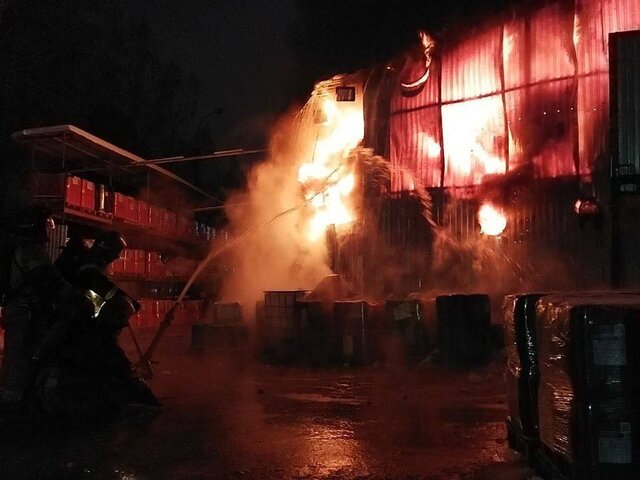 Пожарные ликвидировали открытое горение производственного здания в Ижевске