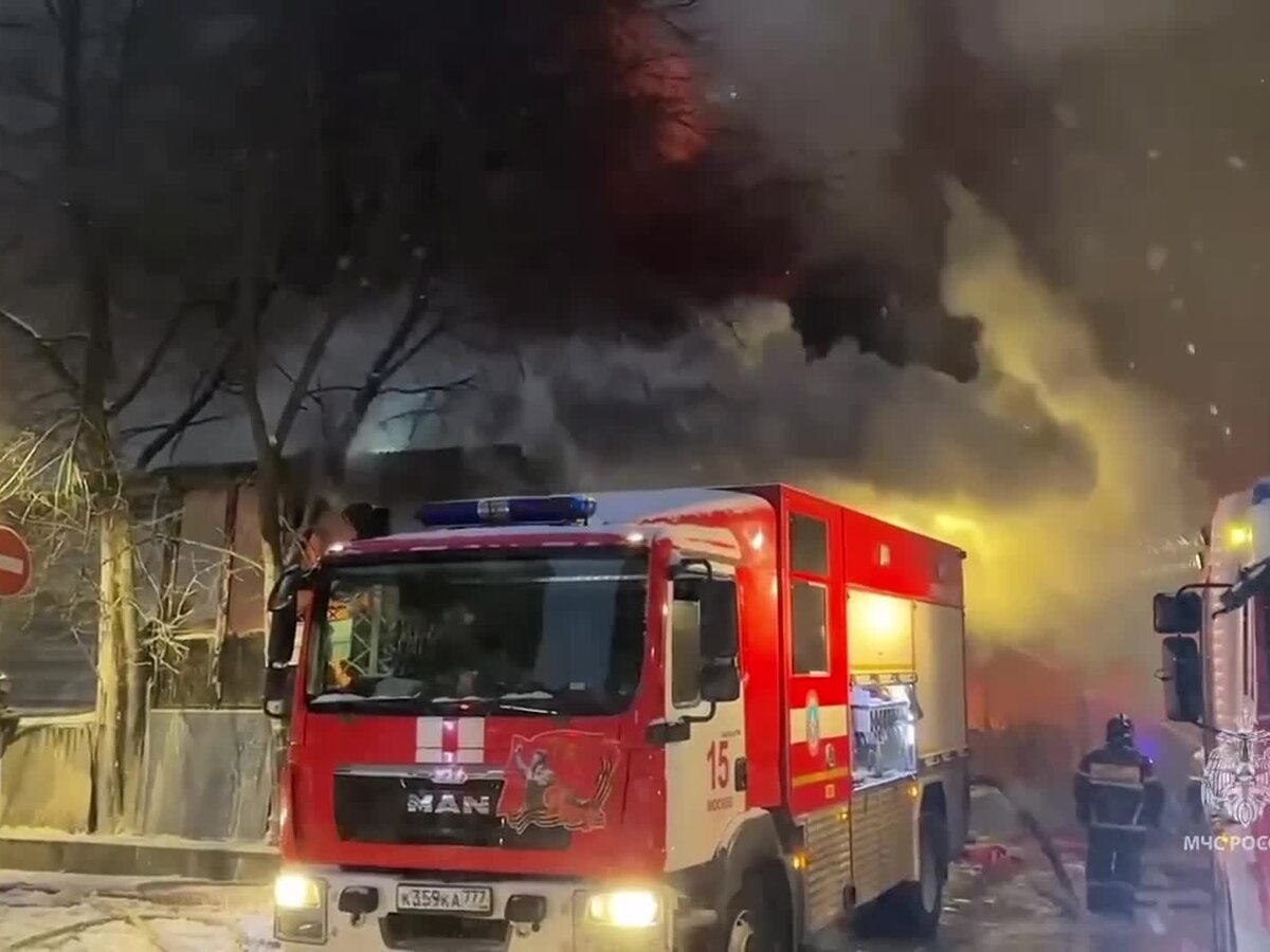 Пожарные не допустили перехода огня на здание 