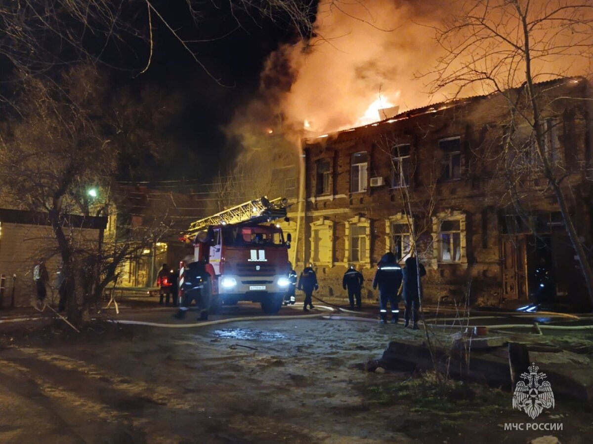 В Астрахани загорелась крыша жилого дома на площади 400 кв м – Москва 24,  16.02.2024