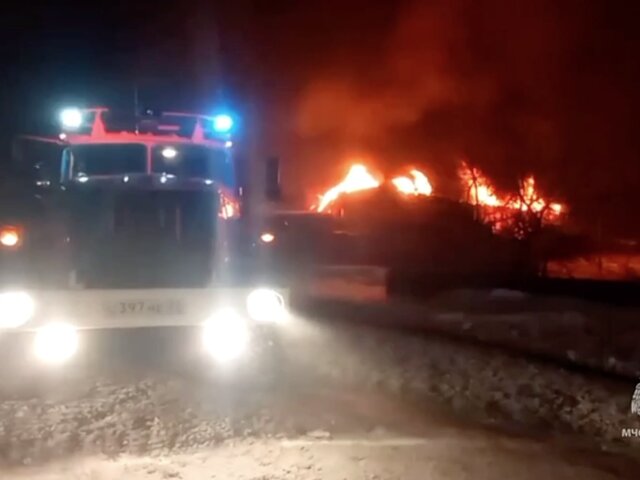 Пожар на складе во Владимирской области локализовали на площади 2,5 тыс 