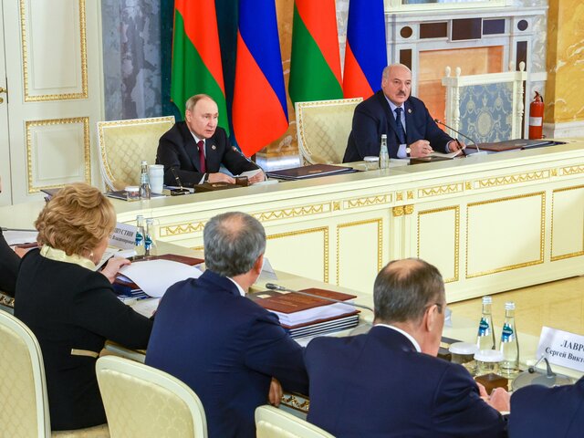 Путин удивился объему папки перед началом Госсовета в Петербурге