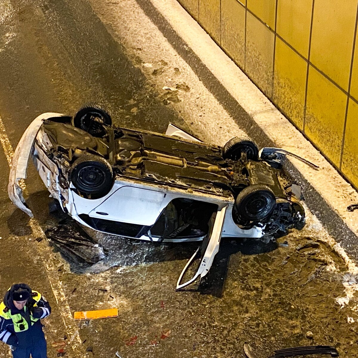 Движение на улице Сайкина затруднено из-за падения автомобиля с моста –  Москва 24, 27.01.2024