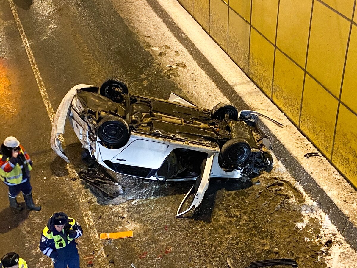 Движение на улице Сайкина затруднено из-за падения автомобиля с моста –  Москва 24, 27.01.2024