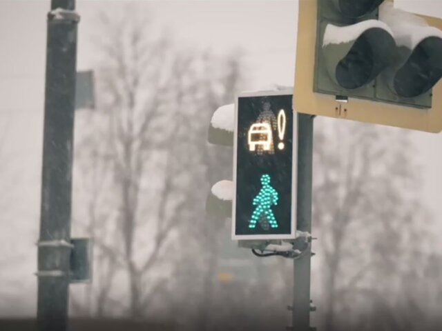 Предупреждающий пешеходов о приближении авто светофор тестируют в Москве