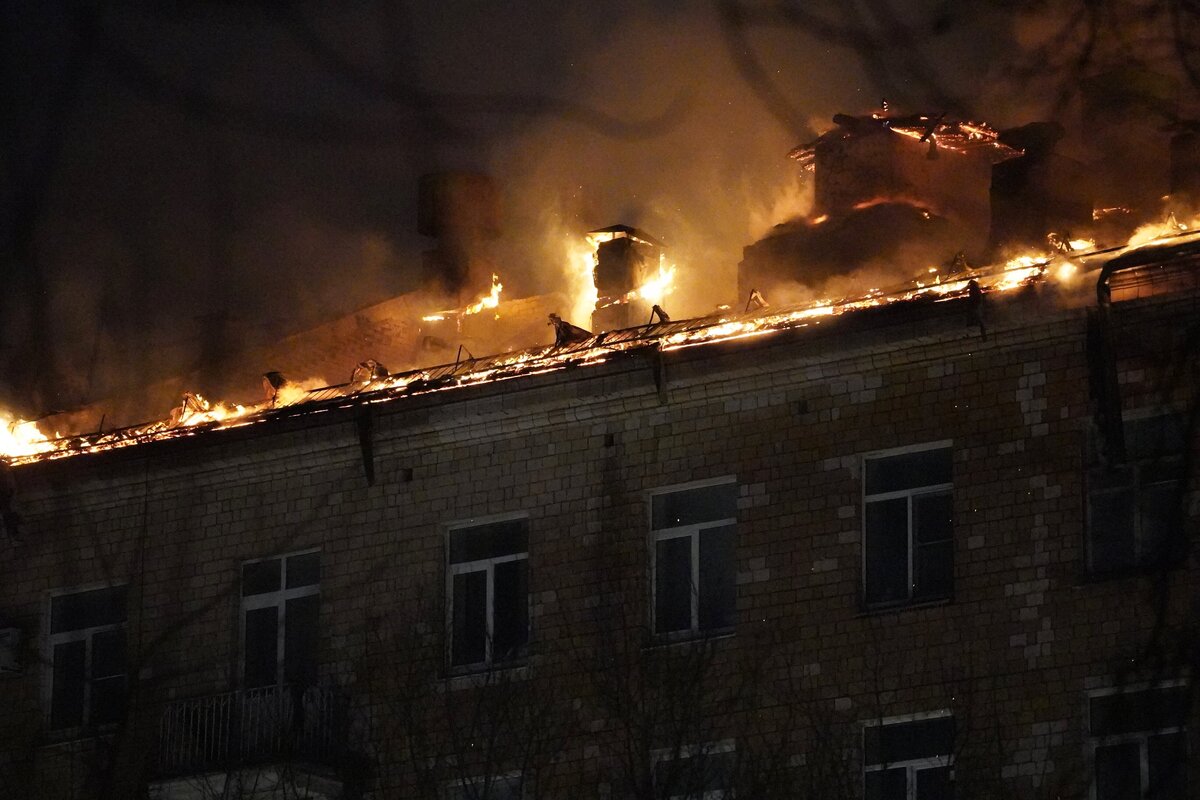 Площадь пожара в жилом доме в Москве увеличилась до 2 тысяч 