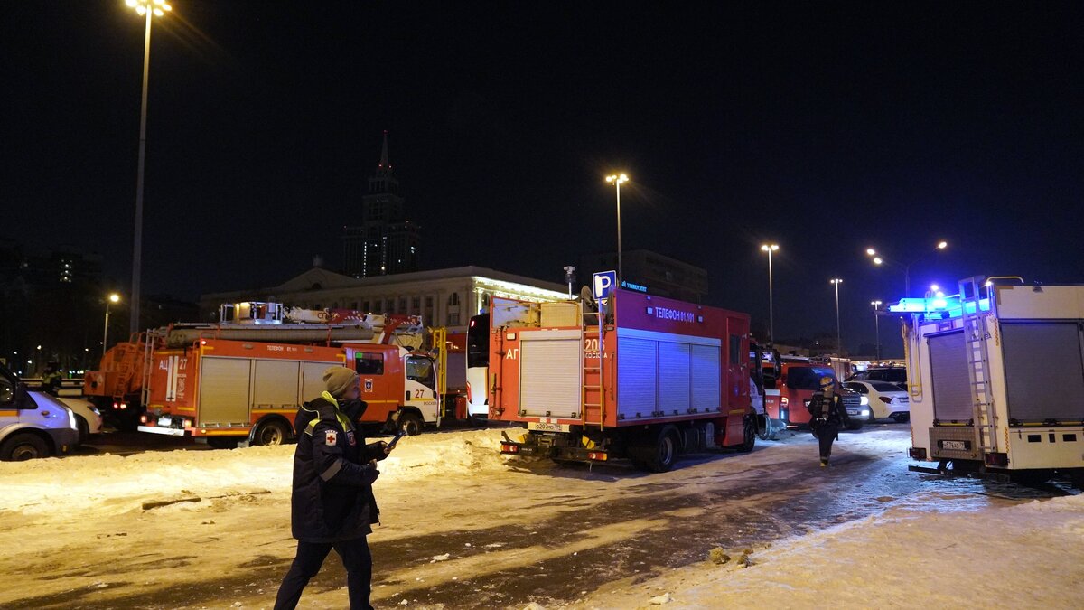 Движение транспорта по улице Черняховского на севере Москвы перекрыто из-за  пожара – Москва 24, 09.02.2024